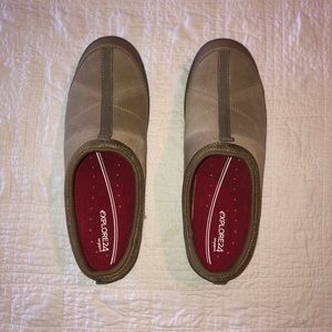 NWOT Easyspirit Clogs